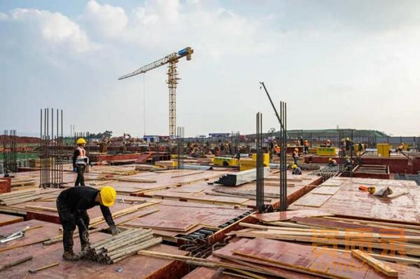 建筑工程施工总承包二级资质的转让流程是什么？